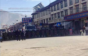 Troops gather in the main street of Labrang (Xiahe)